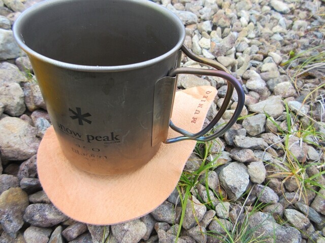 登山でMUNIEQのレザーパッドを使っている様子