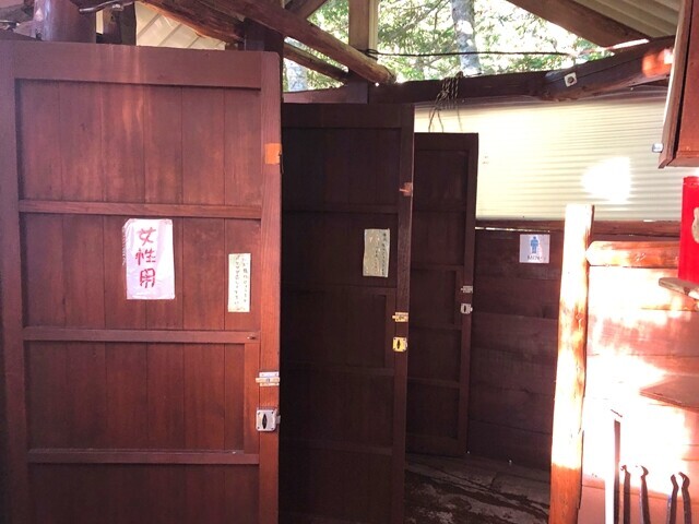 熊の平小屋のトイレの外観