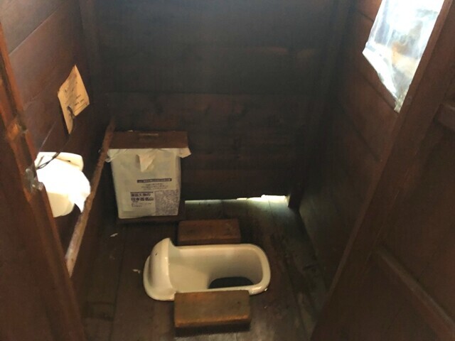 熊の平小屋のトイレ