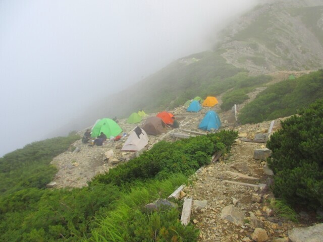 農鳥小屋のテント場間ノ岳と農鳥岳のコルに点在