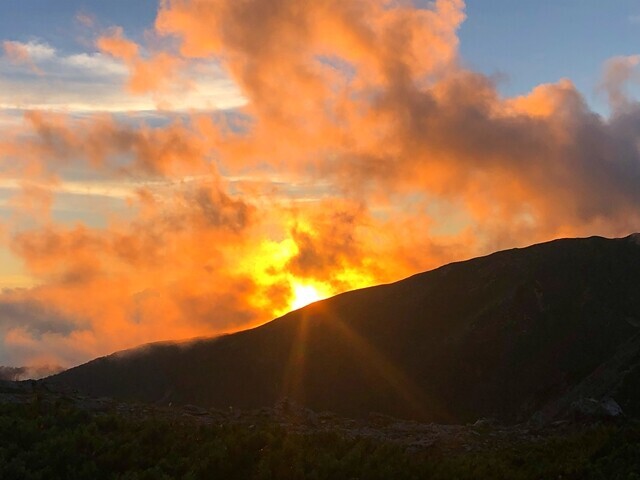農鳥小屋から眺める夕日の様子