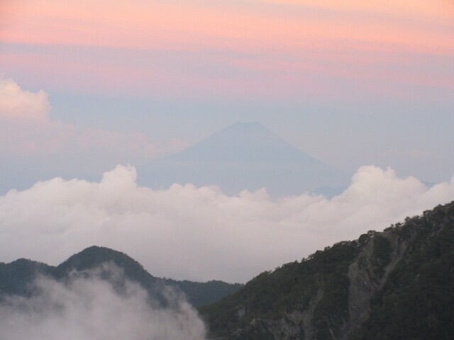 農鳥小屋から眺める夕日の富士山の様子