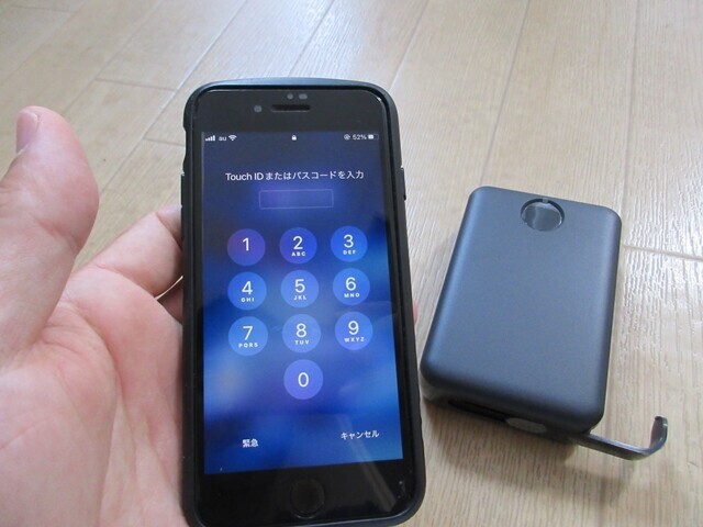 モバイルバッテリーを使ってスマホの充電の様子をレビュー