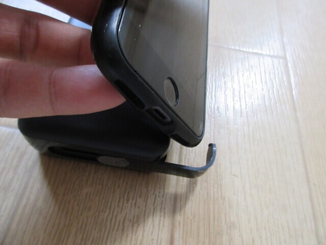 スマホを取っ手に引っかかるようにしてフォルダー