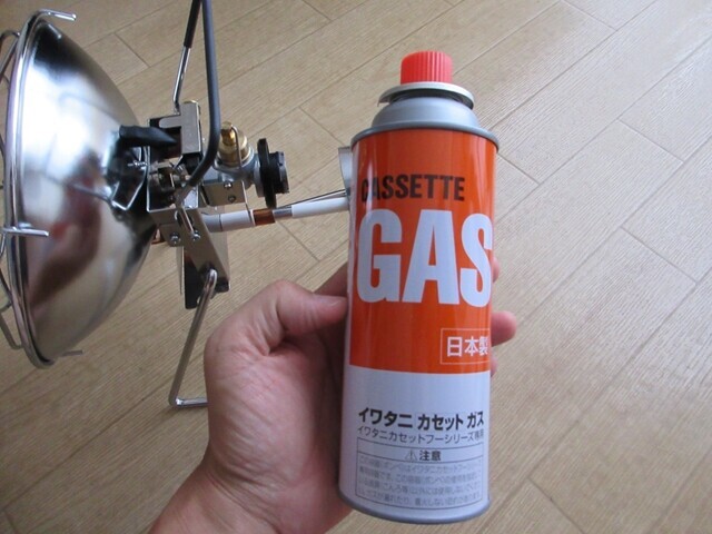 イワタニアウトドアヒーターの燃料であるガス缶を取り付ける様子