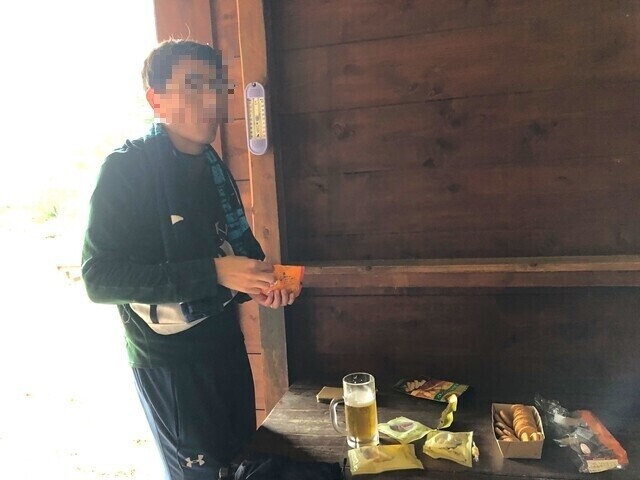 白根御池小屋で食事している登山仲間