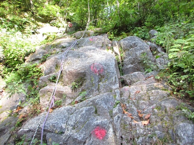 ドンドコ沢ルートの岩場登山道