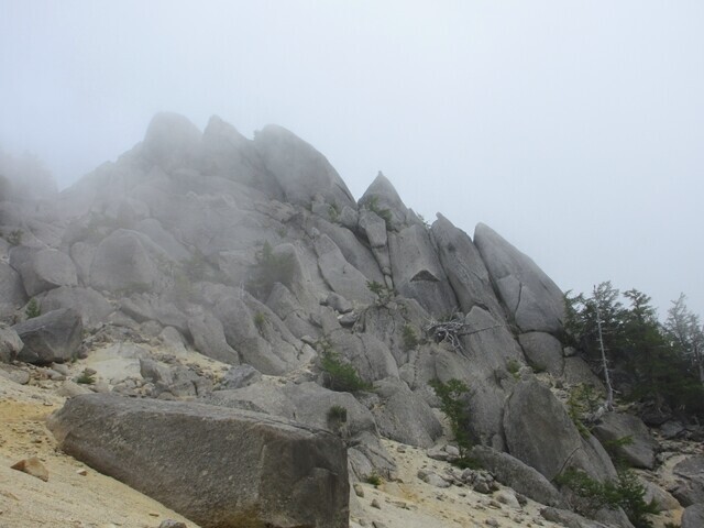 地蔵岳のオベリスク