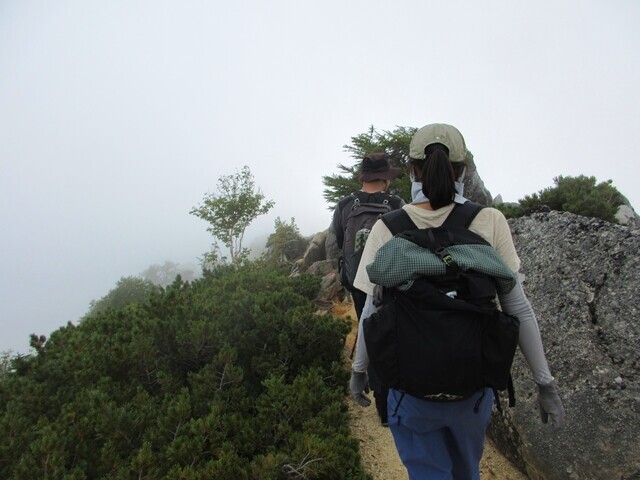 鳳凰三山最高峰の観音岳の山頂で出会った山ガール