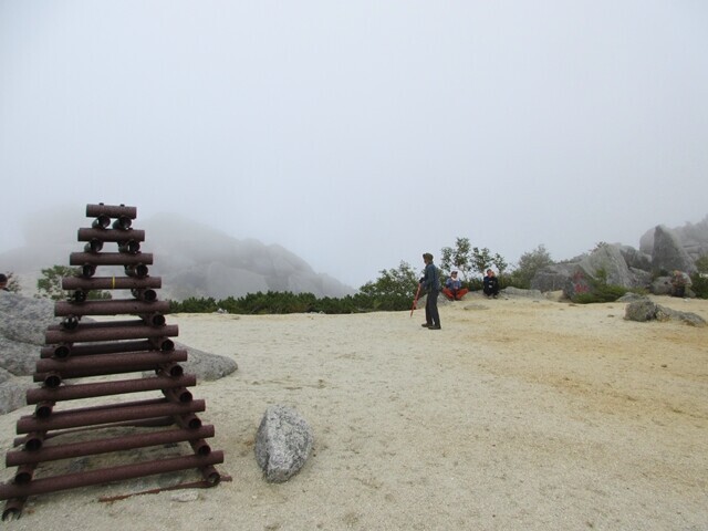薬師岳の山頂はとても広い様子
