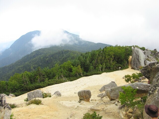 薬師岳を過ぎると景色が開けてきた様子