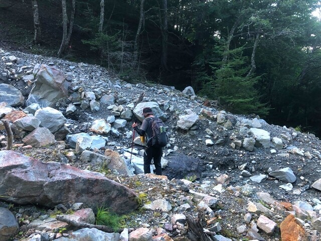 大ナジカ峠から丸沢バリエーションルートは沢沿いを青木鉱泉目指して進む