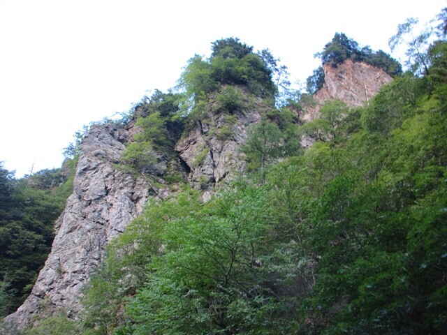 大ナジカ峠丸沢バリエーションルート上にある凄い迫力のある崖