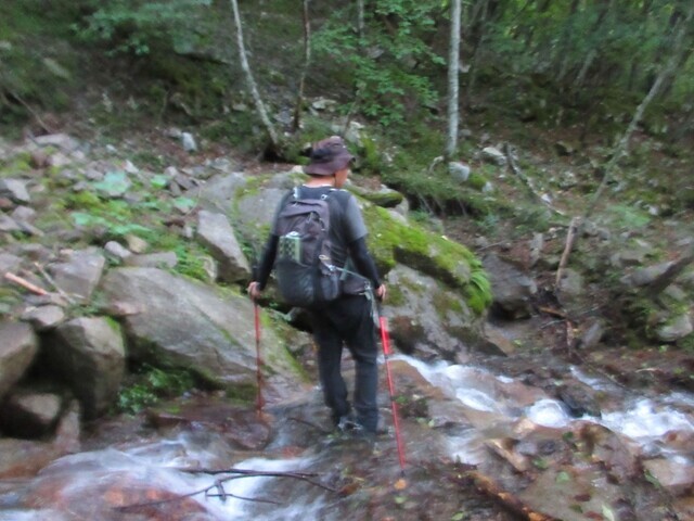 青木鉱泉方面に近づくと水量が多く渡渉がある