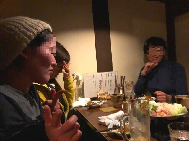 ５代目蔵Dining酒田屋商店の料理とお酒の美味しさレビューしている女性