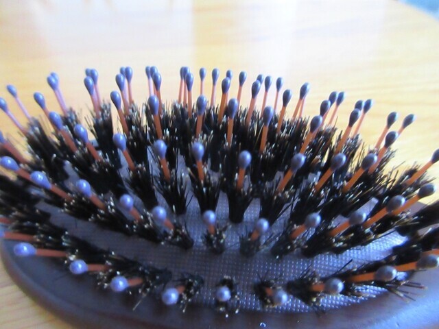 繊細な髪のキューティクルを傷つけないよう考えられたブラシ