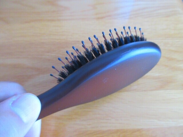 ジョンマスターオーガニック コンボパドルブラシのサイズ感と使用感レビューの様子