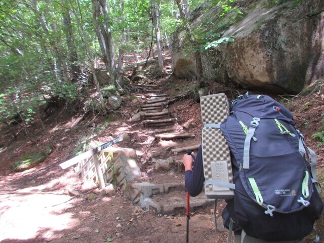 富士見平小屋を目指して登山スタートの様子
