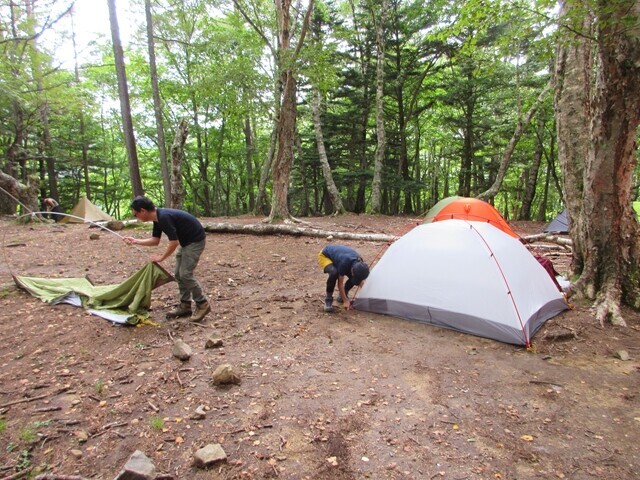 富士見平小屋でテントを設営している様子