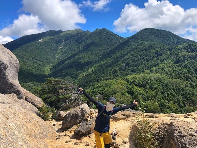 大日岩からの山ガールと金峰山
