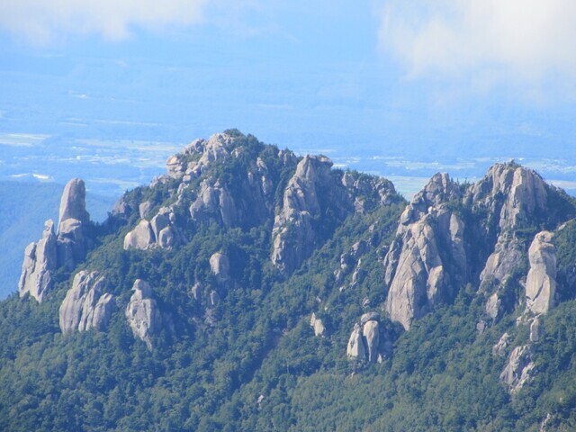 登山ルート上からの瑞牆山遠望