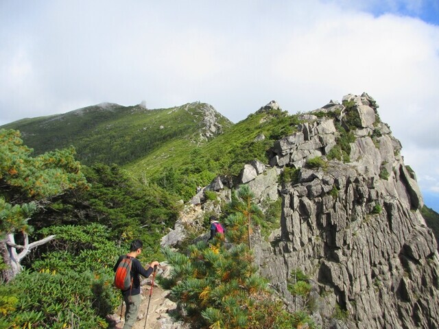 五丈石までの登山ルートは断崖絶壁
