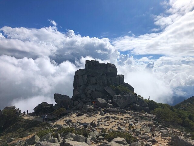 金峰山の山頂から眺める五丈石