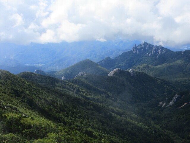 金峰山の山頂からの瑞牆山の眺め