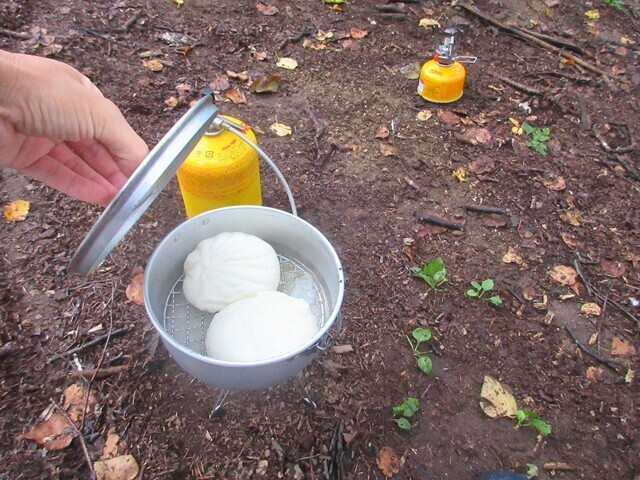 富士見平小屋のテント場で蒸した肉まん