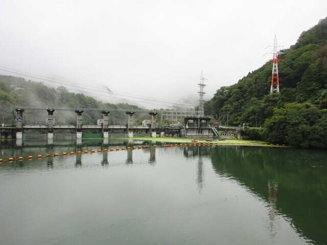 陣馬山へのハイキングで訪れた相模湖ダムの様子