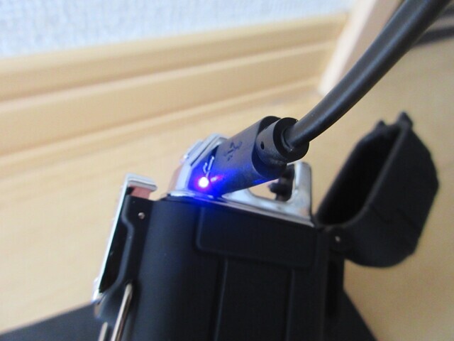プラズマライターの充電中は青く発色する
