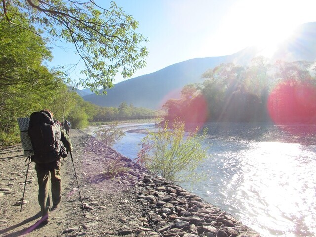 上高地から明神橋の左岸を歩いて徳澤園を目指して登山している様子