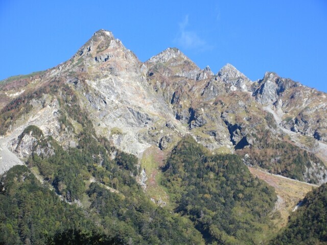 上高地から紅葉の涸沢カール登山ルート上の景色