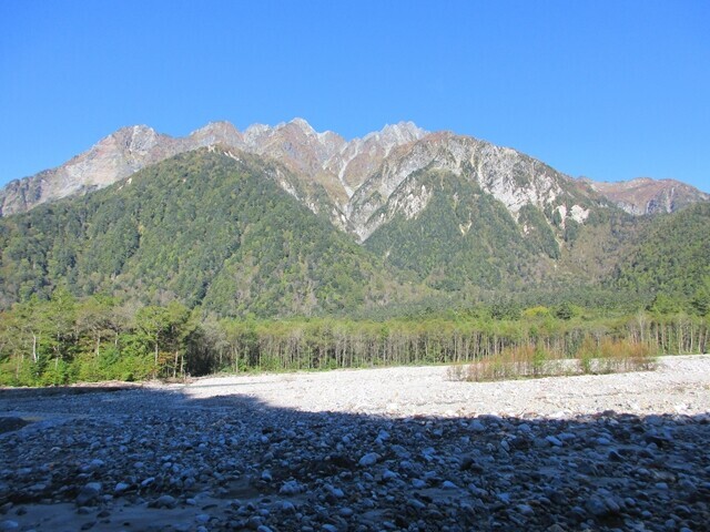 上高地から紅葉の涸沢カール登山ルート上の明神岳景色
