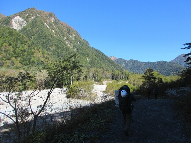 徳澤園から横尾、涸沢カールを目指して登山を再開した様子