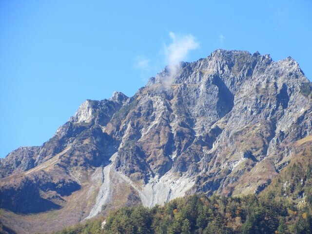 前穂高岳の北尾根ルートを遠望