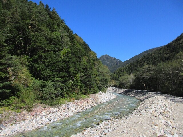 横尾大橋からの梓川の景色