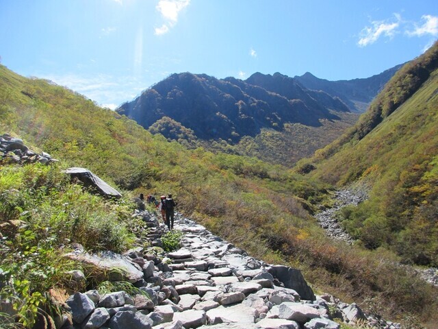 涸沢登山石畳みの登山道