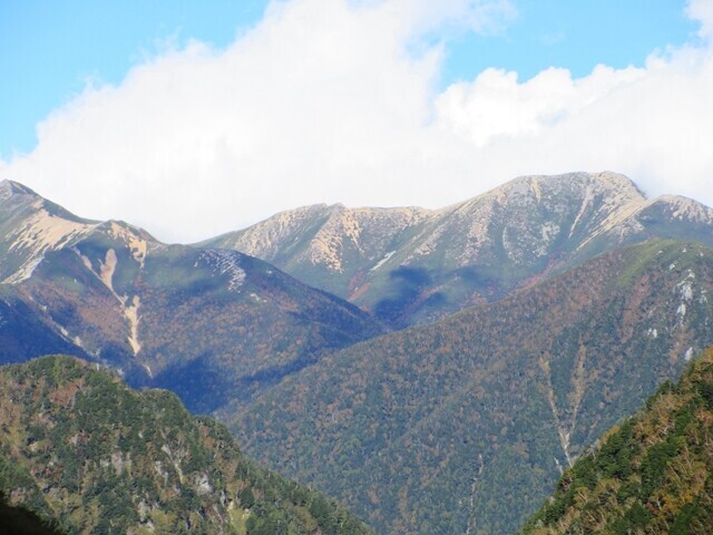 涸沢ヒュッテからの大天井岳方面の景色と紅葉の様子