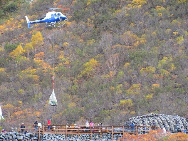 涸沢ヒュッテに資材を運ぶヘリコプターの様子
