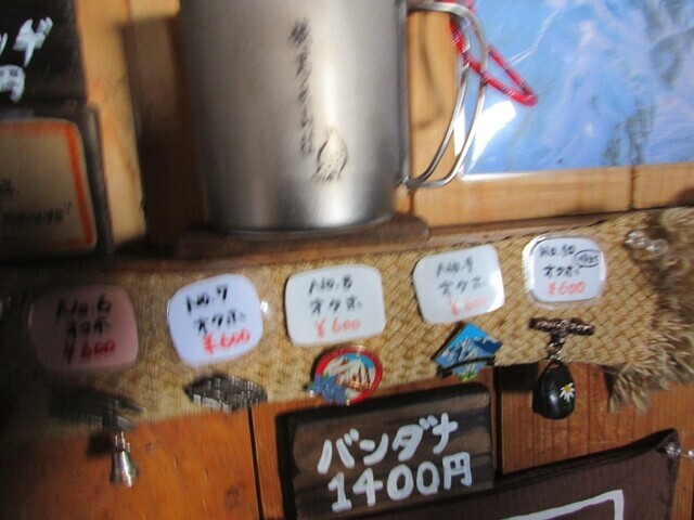 穂高岳山荘の売店で売られていたＴシャツ、山バッチ、手拭、バンダナ