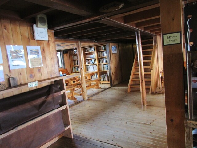 穂高岳山荘の談話室と部屋の入口