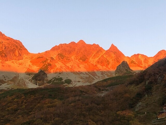 涸沢から眺める北穂高岳のモルゲンロート