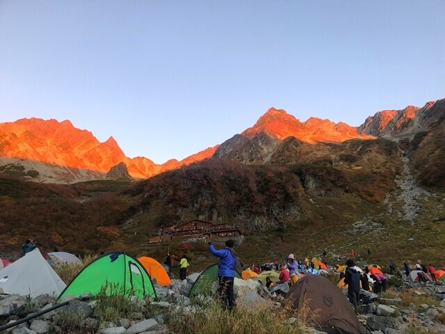 涸沢でテント泊した登山者