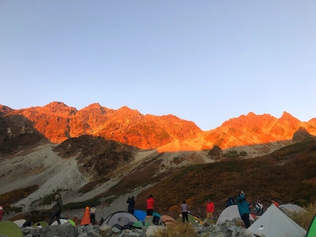 刻々と変わる涸沢の朝焼けの景色