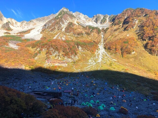 涸沢のテント場と北穂高岳方面のコントラスト
