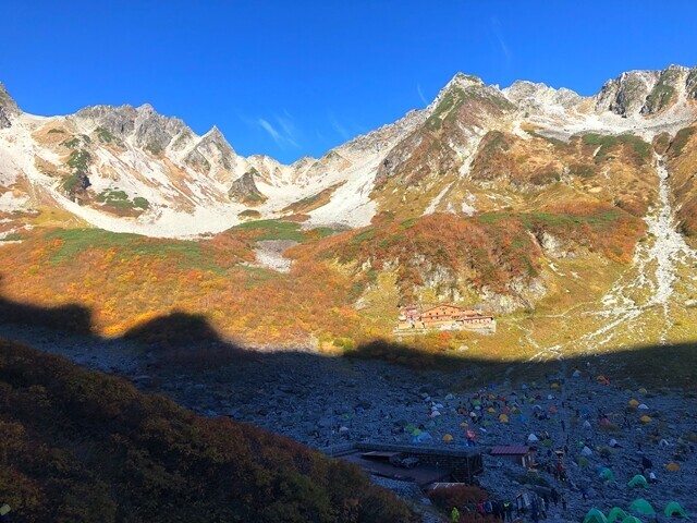 青空と紅葉の涸沢、奥穂高岳方面絶景