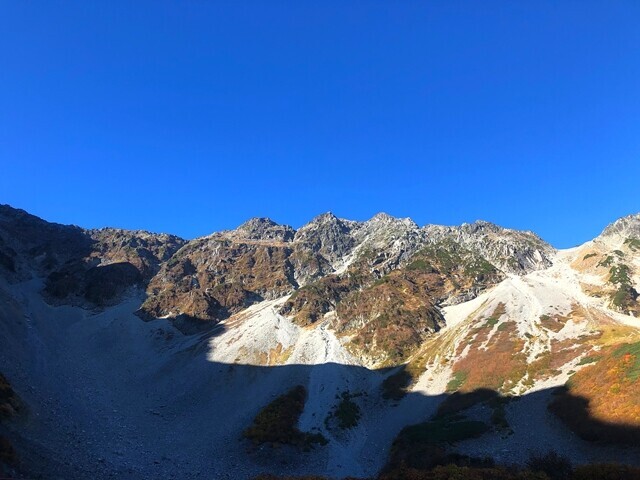 陽が当たる奥穂高岳方面と日陰の涸沢カール