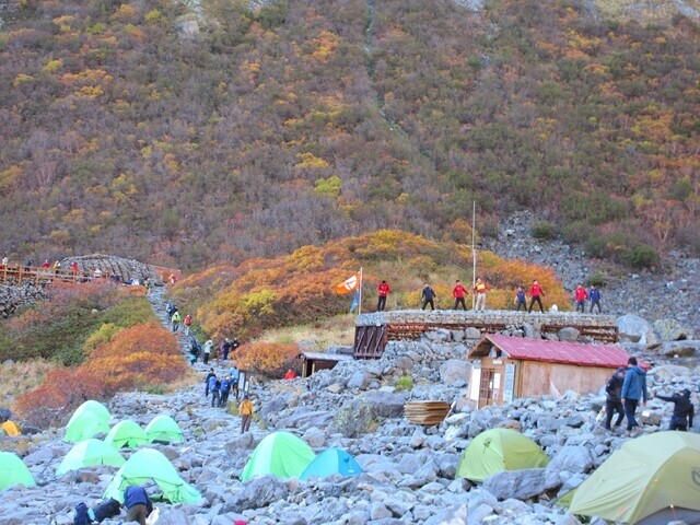 涸沢ヒュッテテント場のラジオ体操の時間