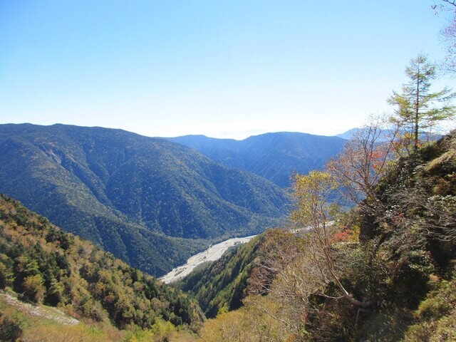 屛風の頭周辺から目指す徳澤園方面の景色